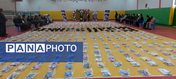 توزیع بسته‌های نوشت افزار ویژه دانش‌آموزان کم برخوردار در باخرز 