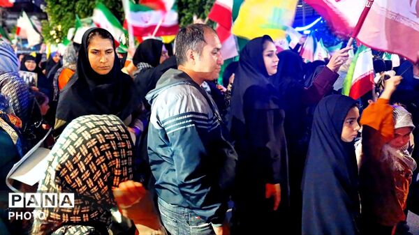 خانوادگی پای کار انقلابیم