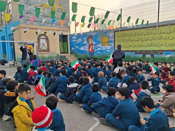 جشن پیروزی انقلاب در مدرسه هوشمند خیرزاده