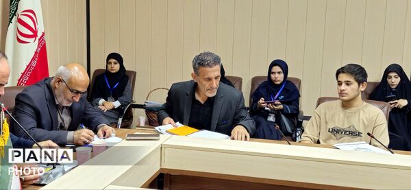 نشست هماهنگی دانش‌آموزان نخبه عکاس استان البرز با موضوعیت پویش «باید برخاست» 