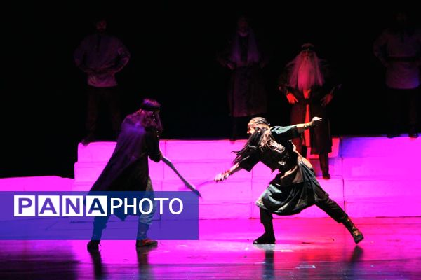 تئاتر «هیولاکش» روایتی نمایشی از شاهنامه در تالار بزرگ یزد