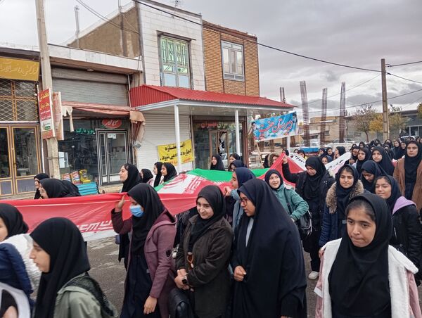 دانش‌آموزان شهر گرماب در راهپیمایی 13 آبان
