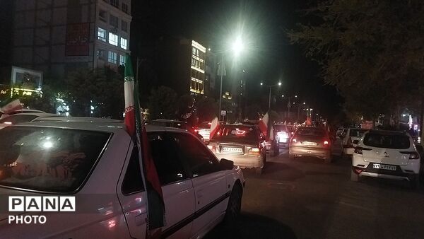 رژه ماشینی همچنان در بلوار فضل پایان ندارد 