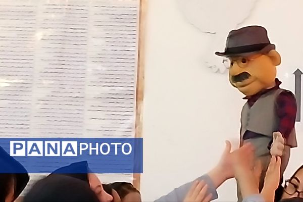 دهه فجر با رنگ شادی در دبستان سیاح‌مقدم رباط‌کریم