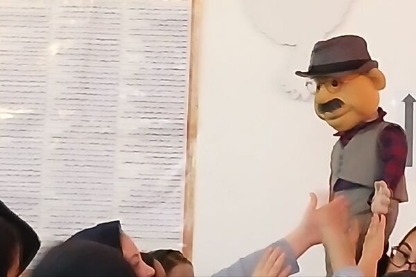 دهه فجر با رنگ شادی در دبستان سیاح‌مقدم رباط‌کریم