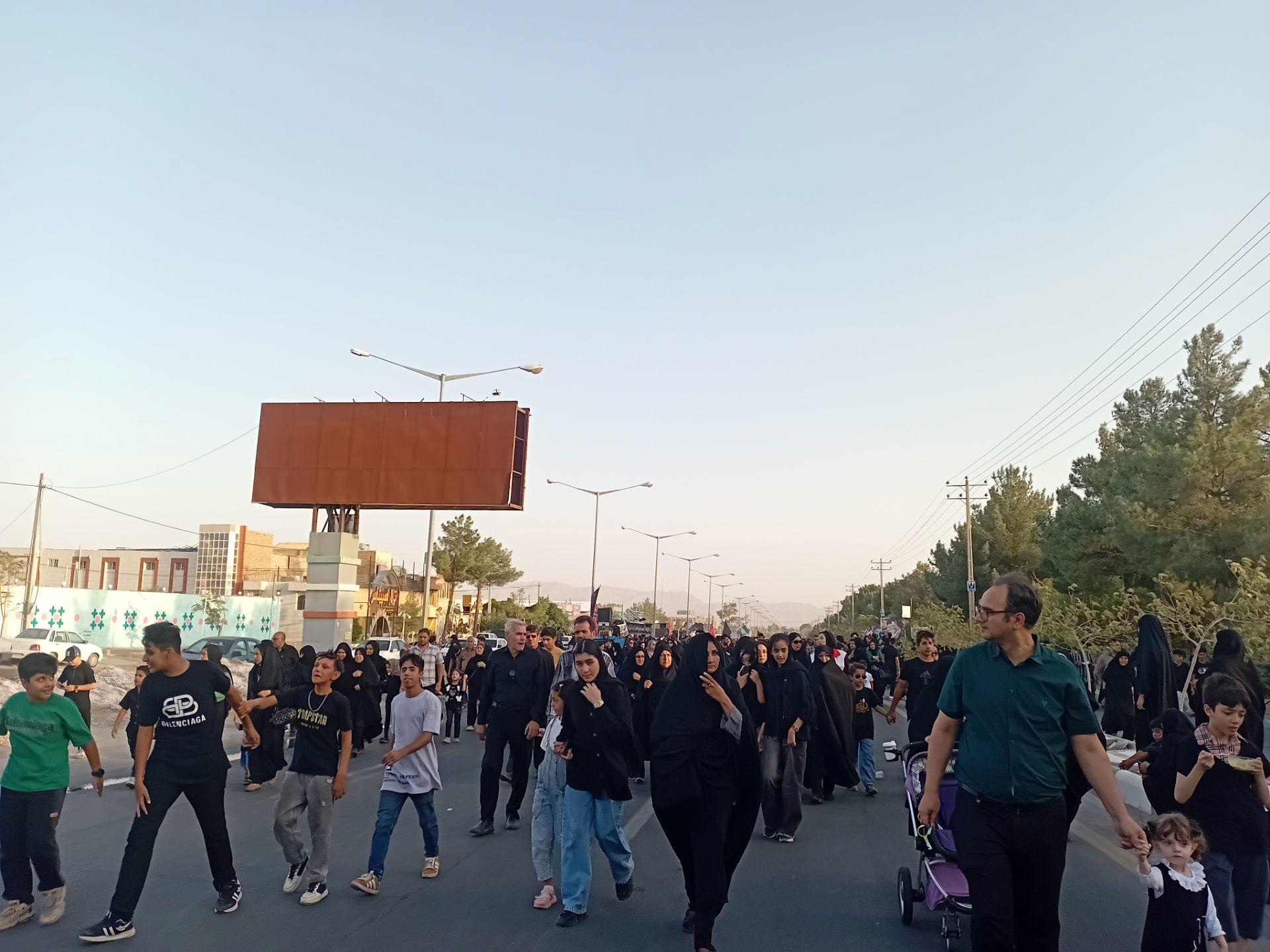 پیادروی جاماندگان اربعین در شهرستان کاشمر