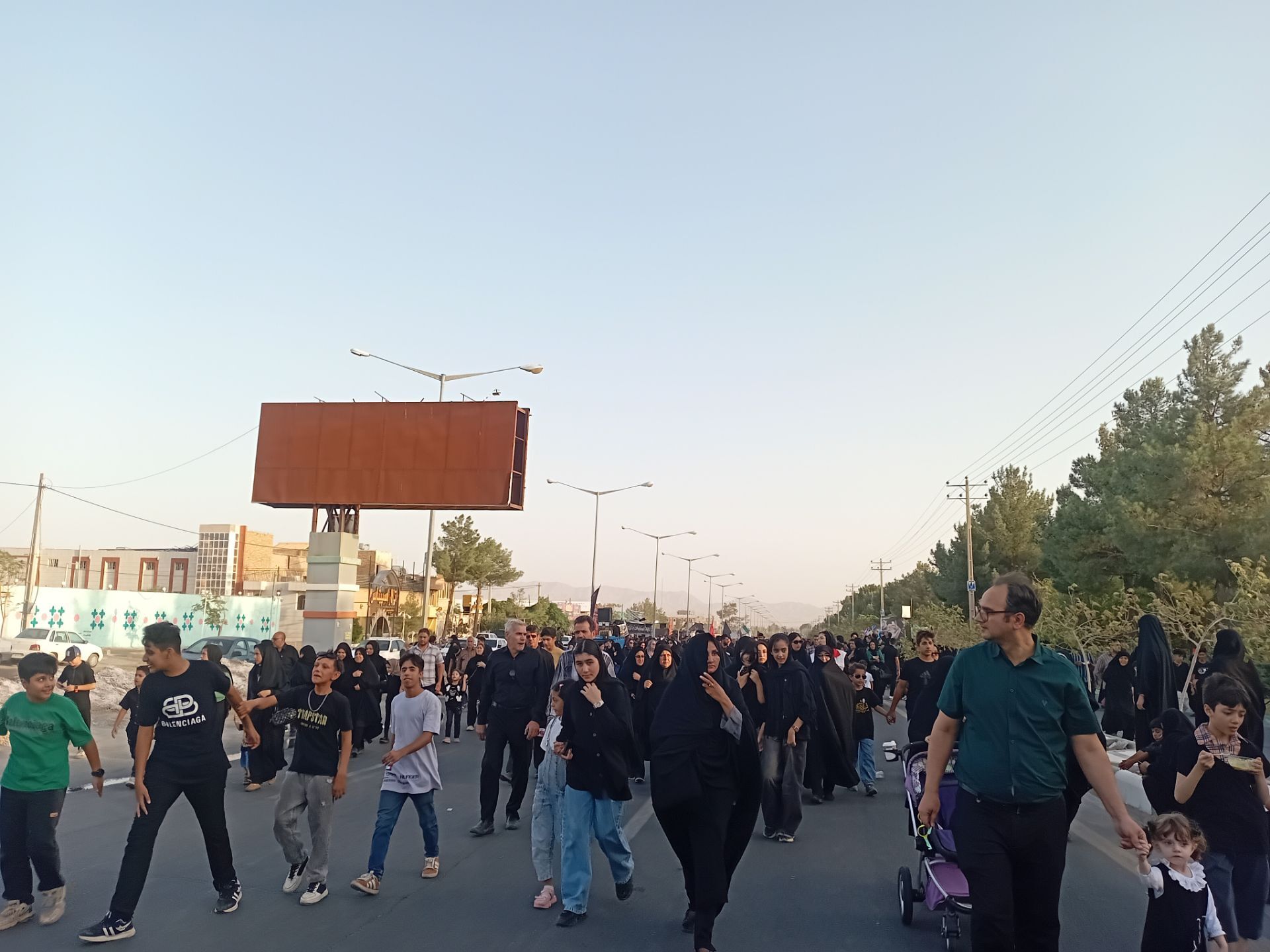 پیادروی جاماندگان اربعین در شهرستان کاشمر