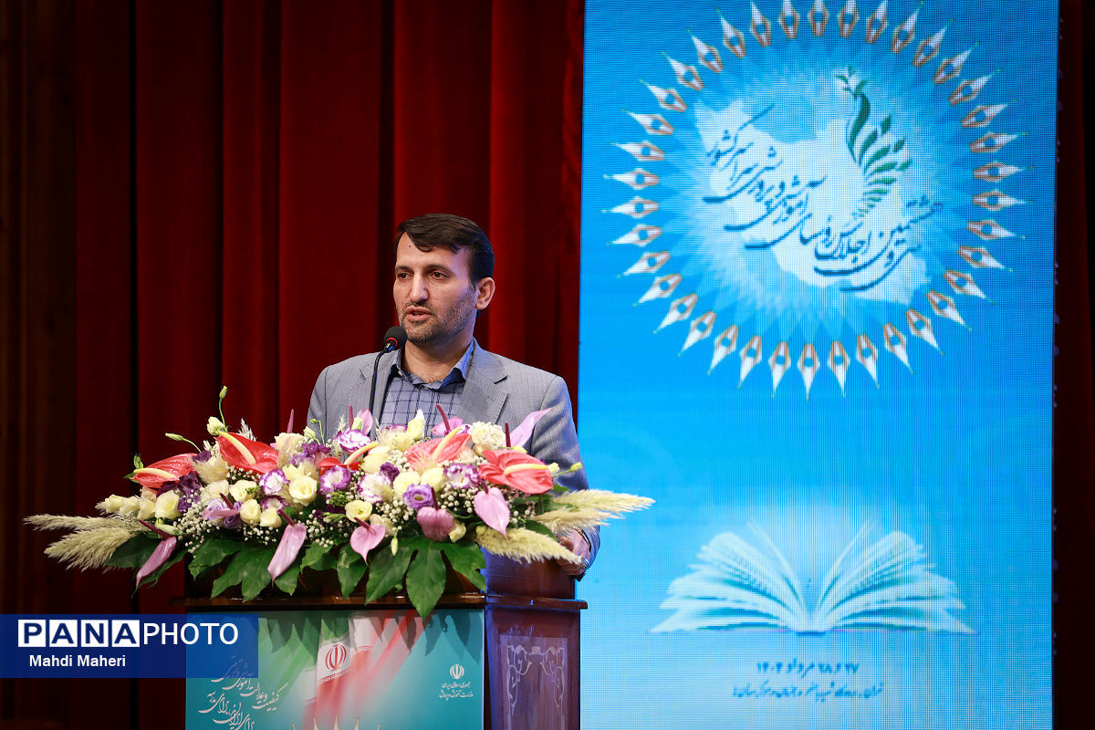 پرداخت بیش از ۶۰ درصد پاداش پایان خدمت سال ۱۴۰۳ پیش از موعد/ طراحی و اجرای کارت سپاس معلم با امکان دریافت اعتبار قرض‌الحسنه پنج‌ماهه تا ۱۰ برابر مبلغ واریزی