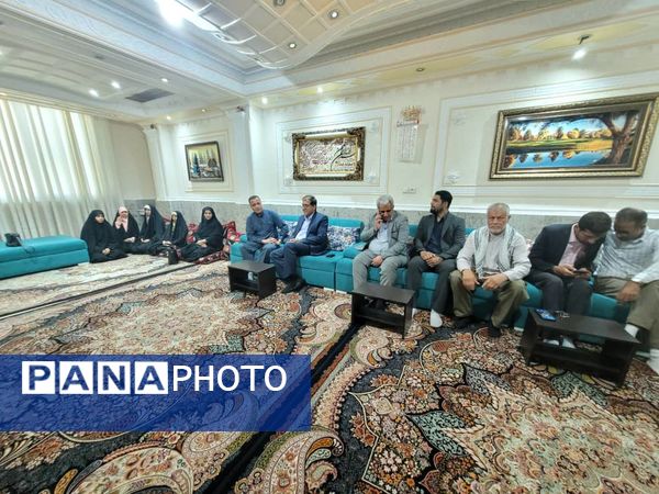 دیدار مسئولان آموزش و پرورش ناحیه یک بندرعباس با خانواده شهید رضا زارعی