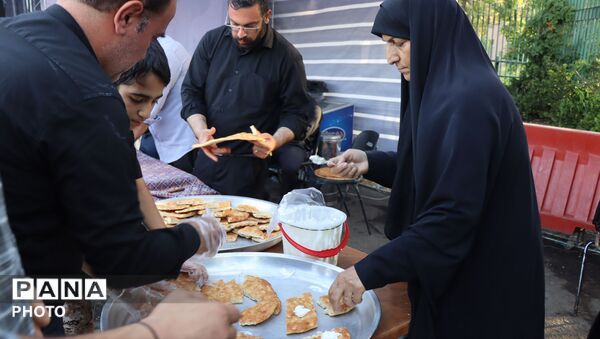 خدمت به زائران آقای شهید ایران 