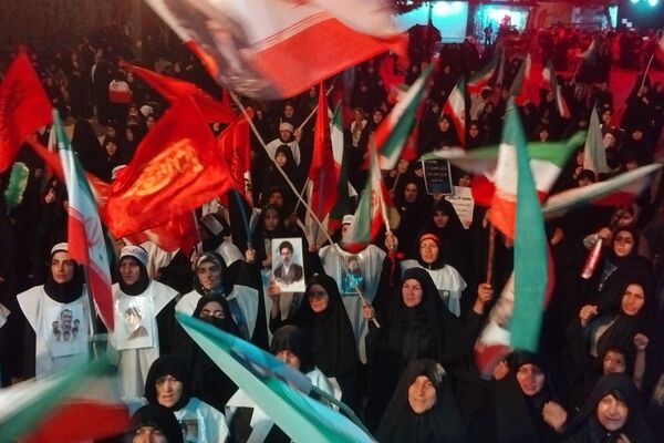 نورآباد در مسیر ولایت؛ تجدید میثاق با رهبری در صد و هجدهمین شب ایستادگی