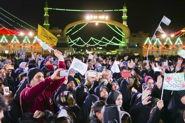همخوانی سرود «سلام یا مهدی» با حضور ابوذر روحی در مسجد جمکران