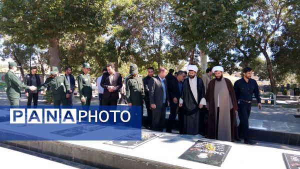 گلباران مزار شهدای اهر به‌مناسبت آغاز هفته دفاع مقدس