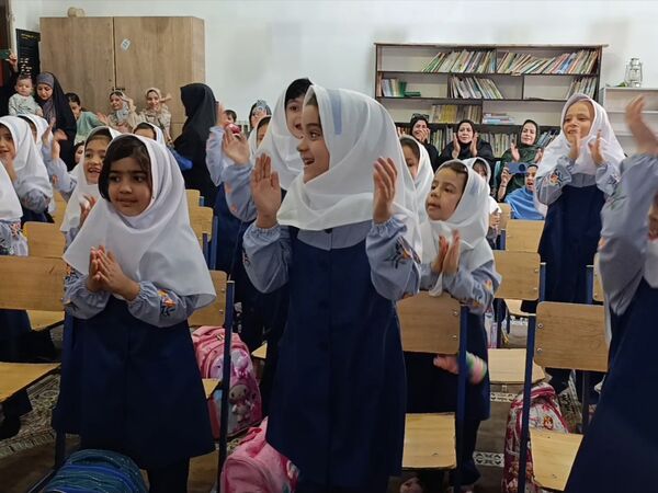 رنگین‌کمان شادی و علم در جشن شکوفه‌های کلاس اولی یزدانی