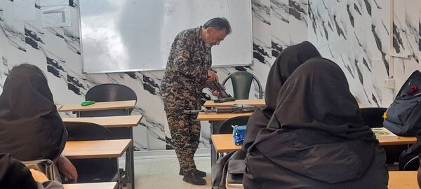 برگزاری کارگاه آموزشی تیر اندازی با اسلحه در هنرستان آفرینش پردیس 