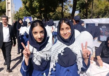 دانش‌آموز ایرانی نه‌تنها درس می‌خواند، بلکه درس ایستادگی و آزادی هم می‌دهد