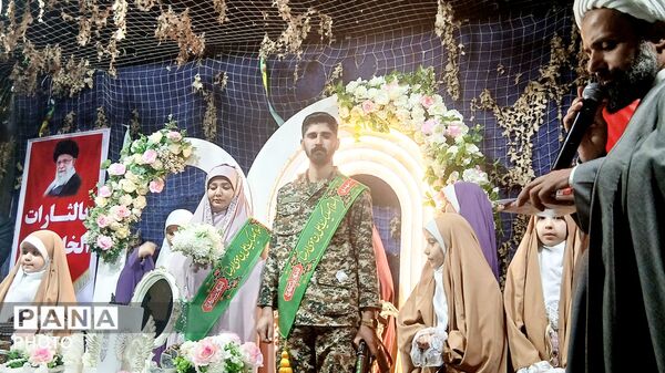 عقد یک زوج بسیجی در حاشیه تجمع؛ قاب متفاوتی از «حماسه حضور» در بناب