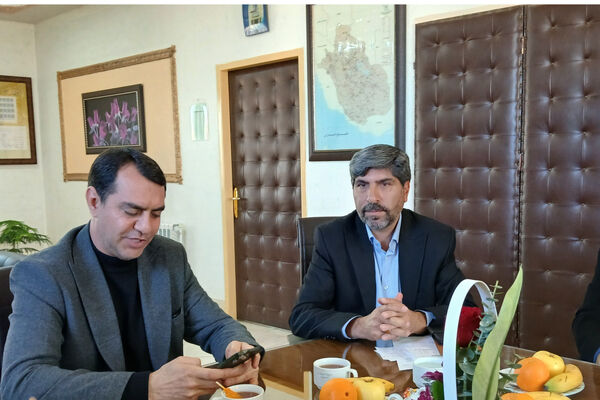 نشست نماینده آباده با مدیر آموزش و پرورش 