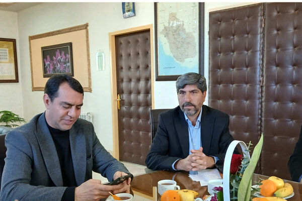 نشست نماینده آباده با مدیر آموزش و پرورش 