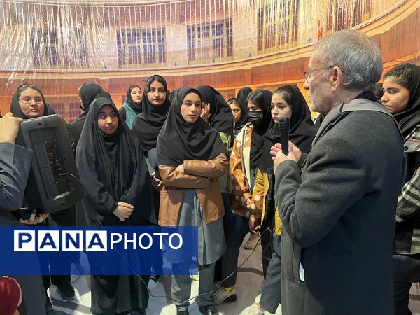 بازدید دانش‌آموزان دبیرستان فاطمه الزهرا از موزه عبرت