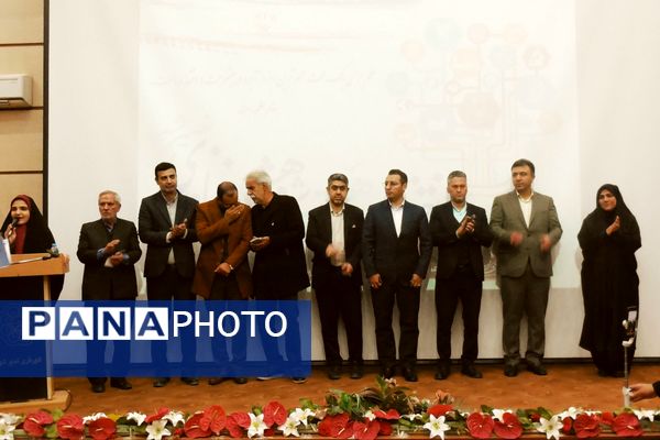 اختتامیه هفته پژوهش شهرداری نصیرشهر با رونمایی از کتاب «اردک دیوانه»  