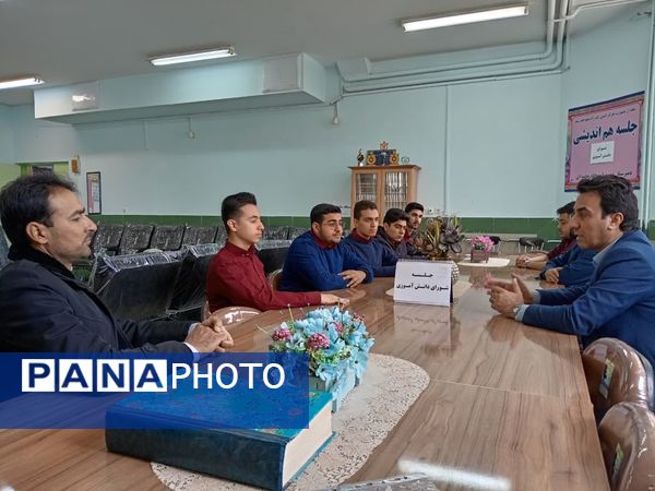 جلسه هم‌اندیشی اعضای شورای دانش‌آموزی دبیرستان نمونه آیت‌الله خامنه‌ای 