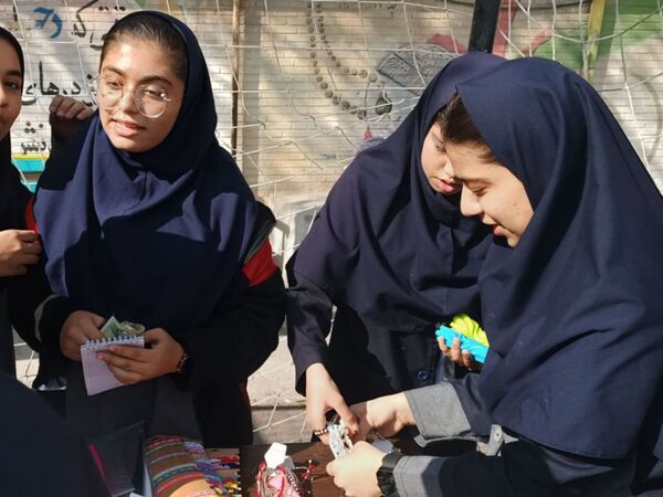 بازارچه و نمایشگاه کسب و کار دانش آموزی در دبیرستان امجدی۲