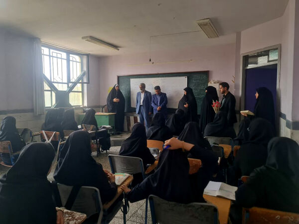 تقدیر مدیر آموزش و پرورش ناحیه 2 قم از معلمان دبیرستان سید احمد فاتحی یک 