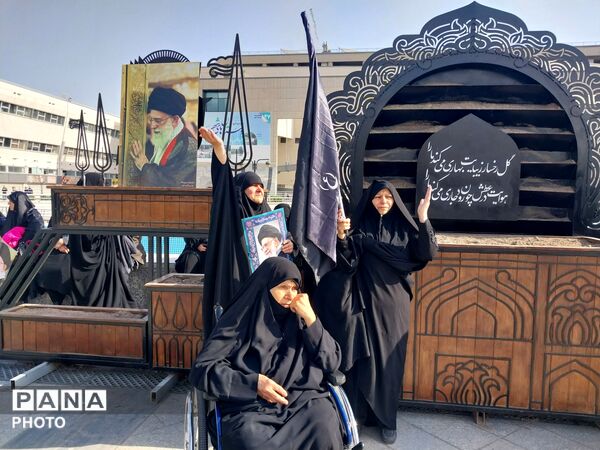تجمع دانش آموزان و مردم غیور در سوگ رهبر معظم انقلاب در میدان شهدا مشهد مقدس