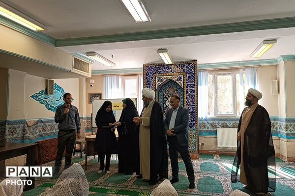 اقامه نماز جماعت در دبیرستان فاطمیه
