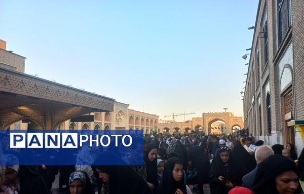 سیل عظیم زائران و مجاوران حرم امام رضا (ع) در روز آغاز امامت حضرت مهدی (عج)