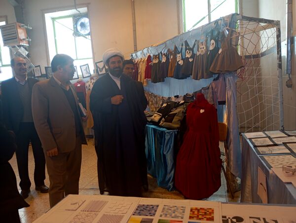 افتتاح نمایشگاه آثار هنری دانش‌آموزان دبیرستان‌های تیتکانلو و مایوان