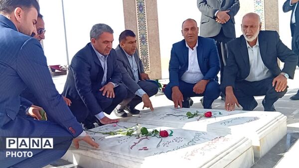 تجدید میثاق معاون وزیر و رئیس سازمان مدارس غیردولتی و مشارکت‌های مردمی وزارت آموزش و پرورش با شهدای گمنام در یاسوج