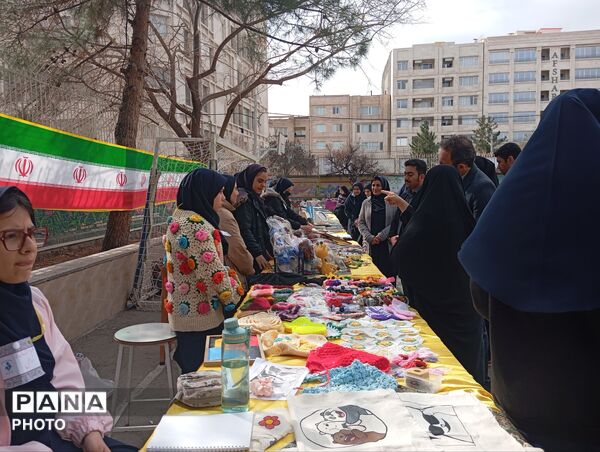 بازارچه کسب و کار دانش آموزی در دبیرستان افشار نژاد ناحیه پنج مشهد