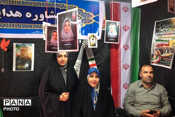  استقبال مردمی از غرفه کارشناسی مشاوره آموزش و پرورش ناحیه دو شهرری در میدان نماز 