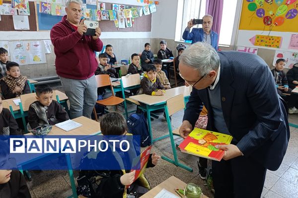 حضور سرزده مدیرکل آموزش و پرورش شهرستان‌های تهران در دبستان حافظ منطقه عباس آباد ناحیه یک شهرری