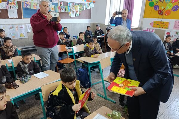 حضور سرزده مدیرکل آموزش و پرورش شهرستان‌های تهران در دبستان حافظ منطقه عباس آباد ناحیه یک شهرری