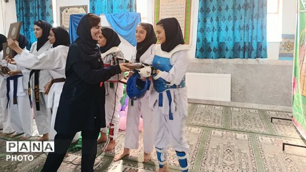 رقابت پرشور دانش آموزان دبیرستان اسحاقیه در المپیاد ورزشی درون مدرسه ای