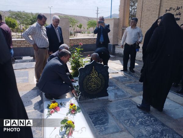 تجدید بیعت معلمان و مسئولین آموزش و پرورش پاکدشت در هفته معلم با شهدا
