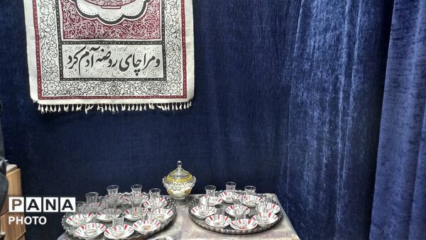 نصب تصاویر شهدا و کتیبه های محرم در هیئت‌ مسجد صاحب‌الزمان(عج)
