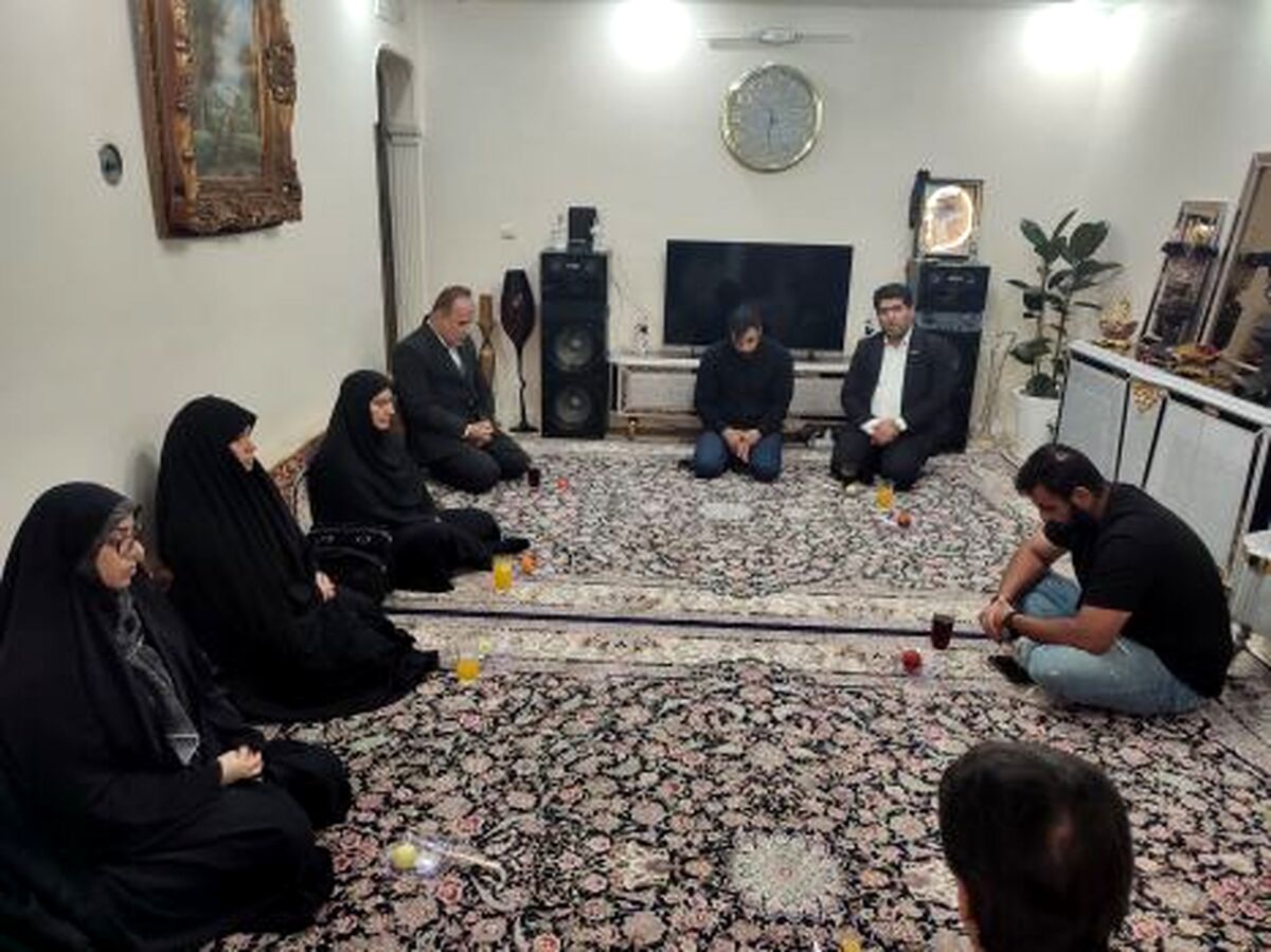 دیدار معاون آموزش ابتدایی وزارت آموزش‌وپرورش با خانواده شهید حسین کریمی
