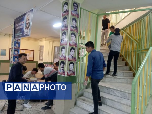 آماده‌سازی غذای افطاری با کمک دانش‌آموزان دبیرستان نمونه آیت‌الله خامنه‌ای 