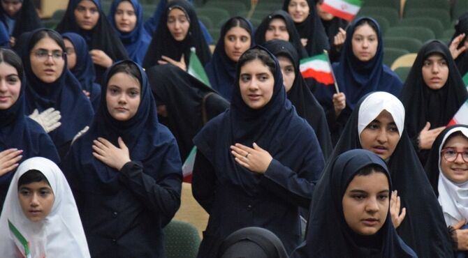 حماسه‌آفرینی دانش آموزان ناحیه یک کرج با اجرای سرود همگانی 