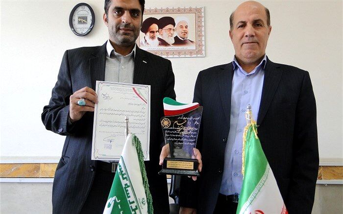 دریافت تندیس ویژه پایان نامه برتر جشنواره کشوری خیام توسط اداره سوادآموزی نورآباد