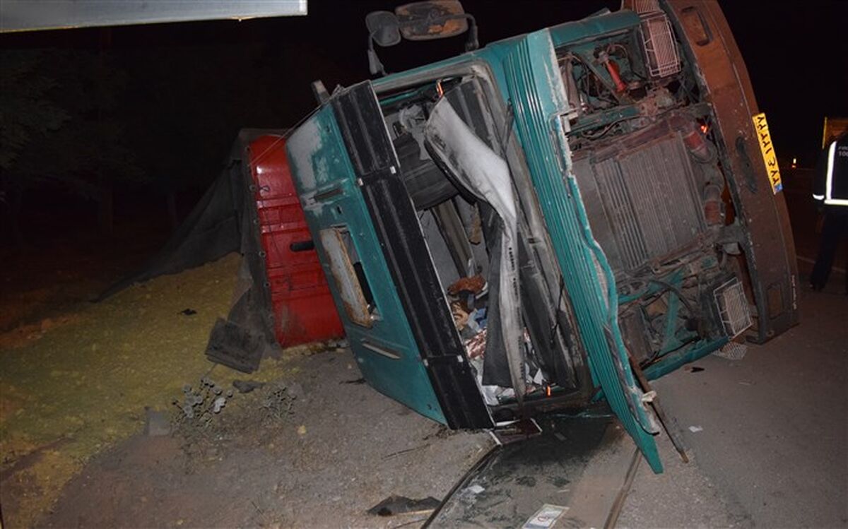 واژگونی تریلرحامل گوگرد در نیشابور