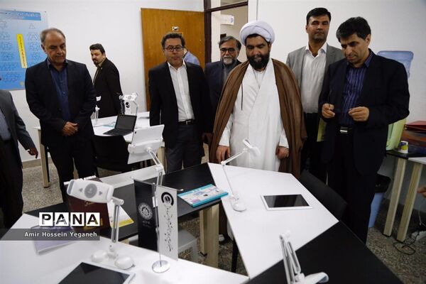 بازدید مدیرعامل سازمان منطقه آزاد کیش و هیئت همراه از دبیرستان پسرانه هوشمند شریف