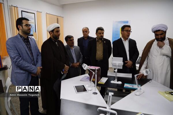 بازدید مدیرعامل سازمان منطقه آزاد کیش و هیئت همراه از دبیرستان پسرانه هوشمند شریف
