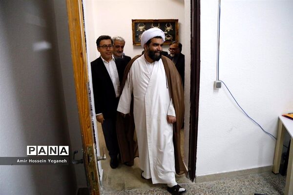 بازدید مدیرعامل سازمان منطقه آزاد کیش و هیئت همراه از دبیرستان پسرانه هوشمند شریف