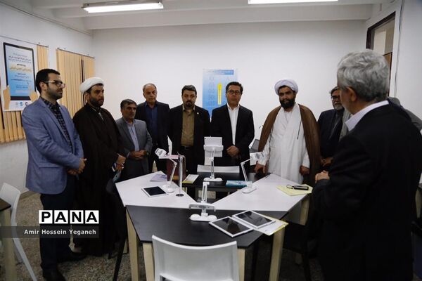 بازدید مدیرعامل سازمان منطقه آزاد کیش و هیئت همراه از دبیرستان پسرانه هوشمند شریف