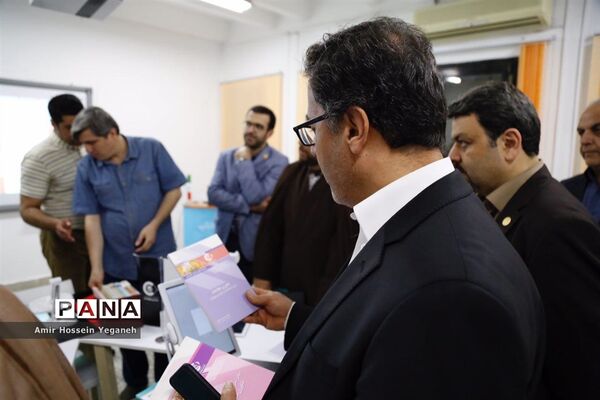 بازدید مدیرعامل سازمان منطقه آزاد کیش و هیئت همراه از دبیرستان پسرانه هوشمند شریف